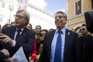 Il senatore Carlo Giovanardi davanti a Montecitorio con Vittorio Sgarbi e tanta gente del circo (foto Silvia Ottaviano)