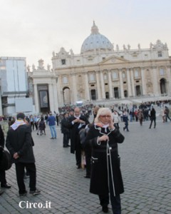 Liana Orfei in piazza San Pietro in occasione del pellegrinaggio della gente del circo e dello spettacolo viaggiante in Vaticano (foto Circo.it)