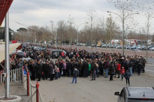 Tantissima gente in queste feste sta assistendo agli spettacoli dei circhi: nella foto la folla che si è accalcata all'ingresso dell'American Circus a Roma