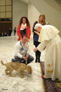 L'ammestratore Manuel Farina col cucciolo di leone davanti a Papa Benedetto XVI lo scorso dicembre