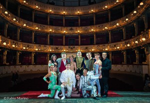 La famiglia Larible al completo sul palcoscenico del Teatro Curci di Barletta (foto Fabio Marino)