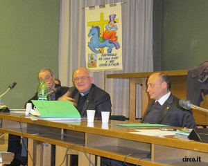 Mons. Perego fra Walter Nones e Antonio Buccioni durante il suo intervento ad una assemblea ENC