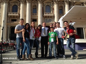 Eccoli qua i giovani giocolieri e acrobati - insieme al presidente Buccioni e a Maicol Martini - che oggi animano la giornata mondiale delle famiglie in Piazza San Pietro. In home page, Andrea Togni