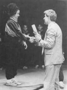 Sue Ellen riceve il diploma all'Accademia del Circo dal sindaco di Cesenatico (dove ai tempi si trovava la sede della scuola)