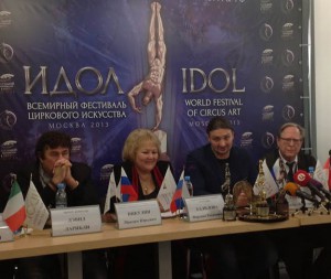 Farzana Khalilova, al fianco del clown David Larible, al convegno che si è tenuto di recente a Mosca in occasione del Festival Idol