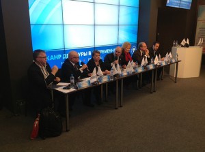 Il tavolo dei relatori al convegno di Mosca