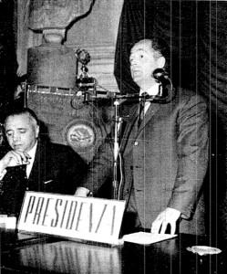 Palmiri al microfono, di fianco al ministro Corona
