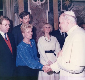 Loredana Nones con il compagno Siegfried Preisner da Giovanni Paolo II in udienza privata con il Circo di Mosca nel 1982