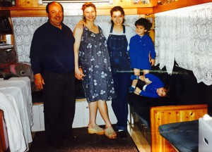 Ritratto di famiglia: Ugo De Rocchi e le due figlie Ivette e Gipsy coi nipotini Renato e Alessandro
