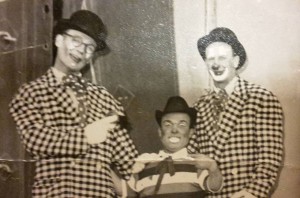 Vestito da clown (sulla sinistra) col fratello Romano (a destra)
