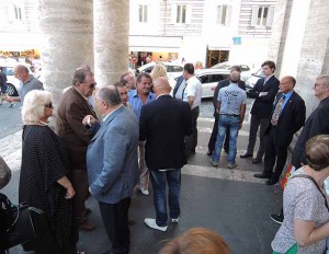 Alcuni dei partecipanti al trigesimo all'esterno della chiesa: Gaetano Montico fra Liana e Alberto Orfei