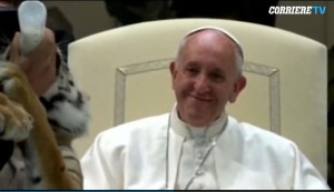 Notare l'espressione felice del papa mentre osserva il cucciolo intento a bere il latte al biberon
