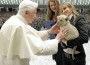 E’ stato chiamato “Benedetto” il leoncino bianco accarezzato dal Papa