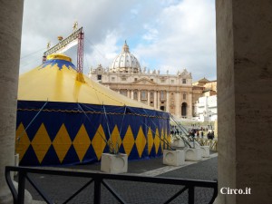Il circo in piazza San Pietro: uno dei simboli della udienza dello spettacolo popolare da Benedetto XVI, due anni fa