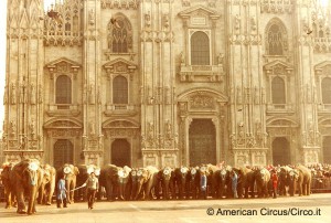 Gli elefanti del circo Americano davanti al Duomo di Milano (1983)