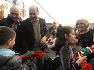 Il presidente Zingaretti mentre distribuisce le calze della befana al Golden Circus