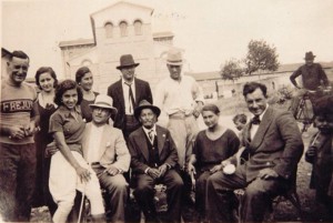 In questa immagine degli anni 40, da sinistra in piedi: Cit Miletti, Leda Togni, Doly Togni, Riccardo Togni, Ercole Togni. E poi De Bianchi (papà di Annetta), Ferdinando Togni, Annetta Togni, Ugo Togni e Oscar Togni